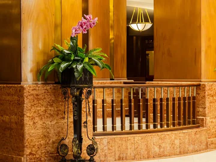 3me social media post preview: local hotels on standing weekly flower orders